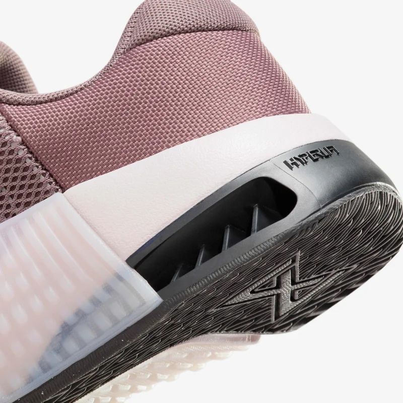 نايكي حذاء التمرين ميتكون 9 للنساء